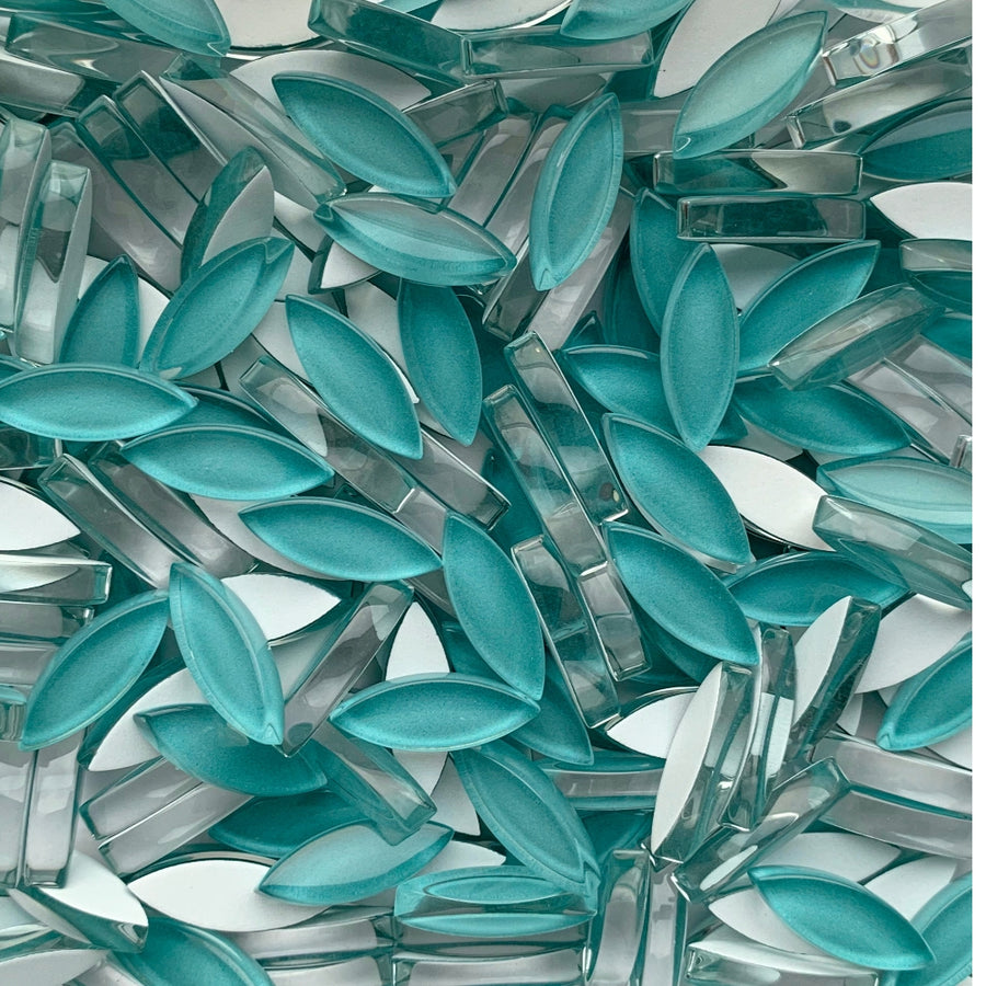 Kleine Blütenblätter Helles Wasser