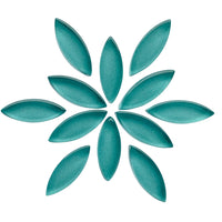 Kleine Blütenblätter Helles Wasser