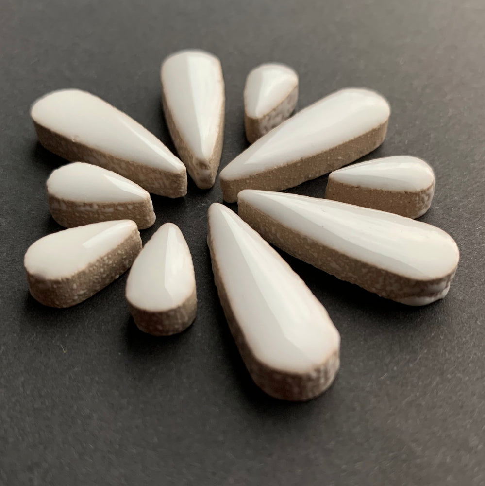 Mosaiksteinen Tropfen  Weiß