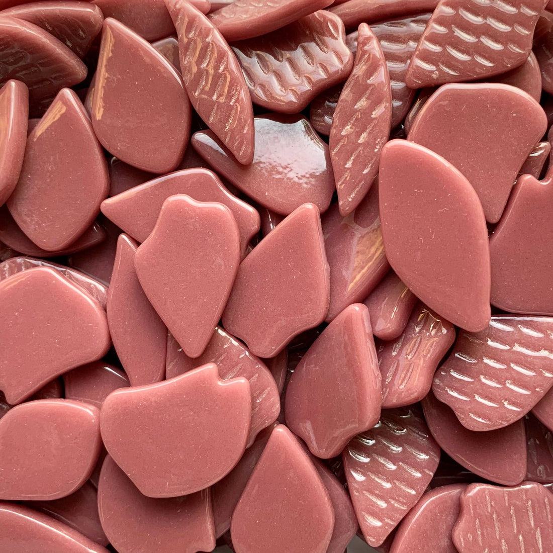 Verre Mosaique - glass mosaic -Glasmosaik-glasmozaïek-Bloemblaadjes Glas Framboos - mosaicshop