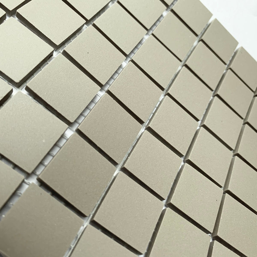 Winckelmans Gris Pale – matta mosaikplattor, 20x20 mm på nät