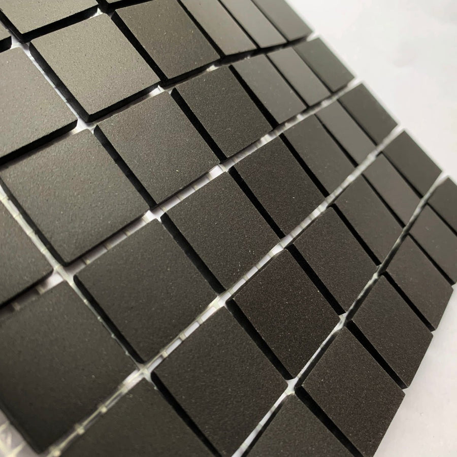 Winckelmans Noir – matta mosaikplattor, 20x20 mm på nät
